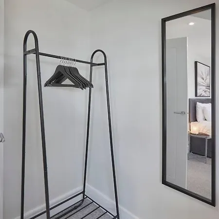Grace's Loft - 1 Bed Apartment Scarborough