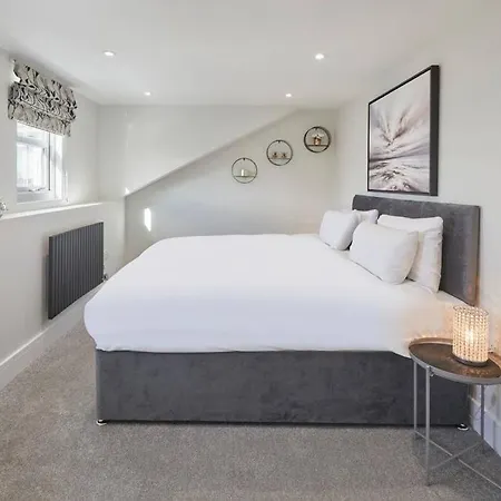 Grace's Loft - Near - Wifi - Sleeps 3